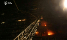 Un immeuble en feu après une frappe russe à Kiev, le 10 octobre 2025 a matin. ( Ukrainian State Emergency Service / Handout )