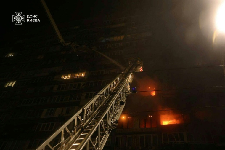 Un immeuble en feu après une frappe russe à Kiev, le 10 octobre 2025 a matin. ( Ukrainian State Emergency Service / Handout )