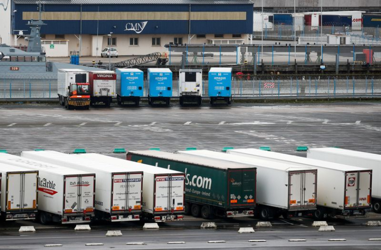 Un parking de camions-remorques à Cherbourg