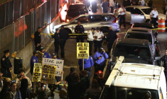 Des personnes protestent contre la police de l'immigration dans le Bronx à New York, après des tirs contre un homme par un agent fédéral, le 8 octobre 2026 ( AFP / CHARLY TRIBALLEAU )
