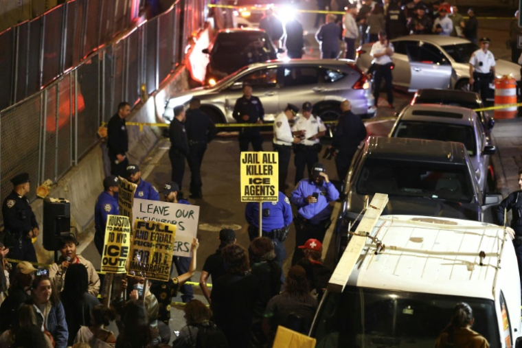 Des personnes protestent contre la police de l'immigration dans le Bronx à New York, après des tirs contre un homme par un agent fédéral, le 8 octobre 2026 ( AFP / CHARLY TRIBALLEAU )
