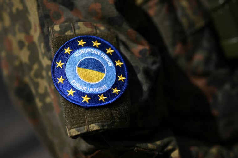 Un insigne de la Mission d'assistance militaire de l'Union européenne en Ukraine (EUMAM)