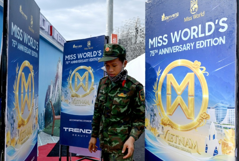 Un soldat à côté des affiches pour le concours Miss Monde 2026 à Nha Trang, le 5 septembre 2026 au Vietnam ( AFP / Nhac NGUYEN )