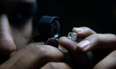 Etude d'un diamant chez Blue Star Diamond à Gaborone au Botswana. ( AFP / MONIRUL BHUIYAN )