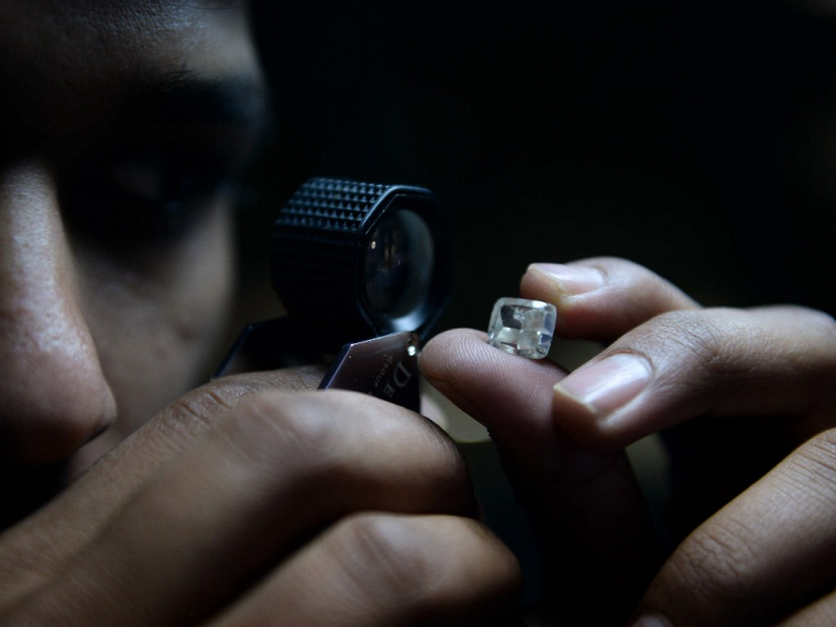 Etude d'un diamant chez Blue Star Diamond à Gaborone au Botswana. ( AFP / MONIRUL BHUIYAN )