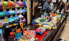 Une caissière dans un supermarché à Chicago