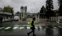 Un employé de Teisseire passe devant l'entrée du site de production du fabricant français de sirops à Crolles, près de Grenoble, dont la fermeture a été annoncée par l'entreprise, en même temps qu'un plan de réorganisation entraînant la suppression de près de 170 emplois, le 20 octobre 2025. ( AFP / JEFF PACHOUD )