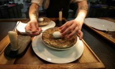 Un sous-chef prépare un plat emblématique du chef étoilé Gilles Goujon, l'œuf de poule "Carrus" pourri à la truffe, au restaurant "Auberge du Vieux Puits" à Fontjoncouse (Aude), le 25 avril 2025 ( AFP / Valentine CHAPUIS )