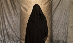 Chérifa, dont le nom a été changé, pose pour un portrait près de la frontière entre la Mauritanie et le Mali, dans la région du Hodh Ech Chargui (Mauritanie) où elle a trouvé refuge après avoir fui les violences au Mali, le 28 avril 2026 ( AFP / PATRICK MEINHARDT )