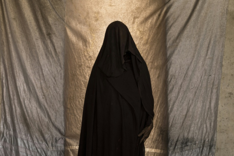 Chérifa, dont le nom a été changé, pose pour un portrait près de la frontière entre la Mauritanie et le Mali, dans la région du Hodh Ech Chargui (Mauritanie) où elle a trouvé refuge après avoir fui les violences au Mali, le 28 avril 2026 ( AFP / PATRICK MEINHARDT )