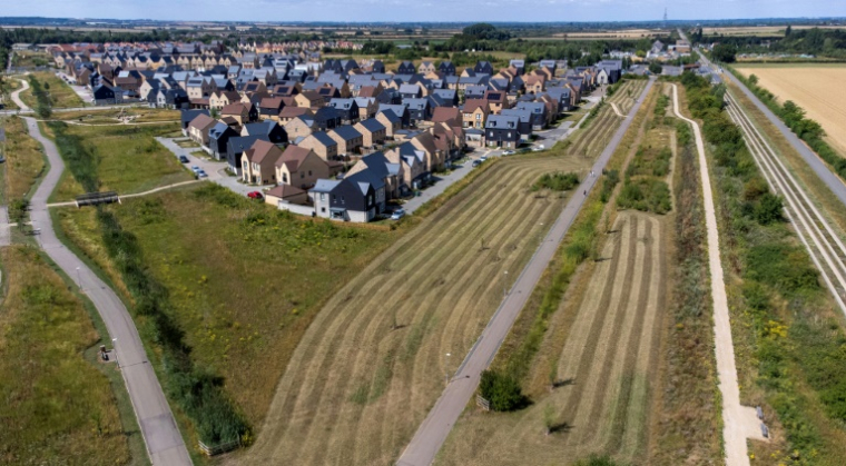 Vue aérienne de nouvelles maisons en construction à Northstowe, au Royaume-Uni, le 31 juillet 2025 ( AFP / Chris Radburn )