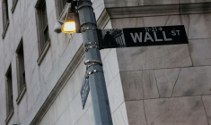 L'enseigne Wall Street est suspendue à l'extérieur du bâtiment de la Bourse de New York (NYSE)