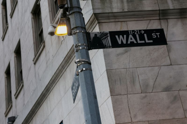 L'enseigne Wall Street est suspendue à l'extérieur du bâtiment de la Bourse de New York (NYSE)