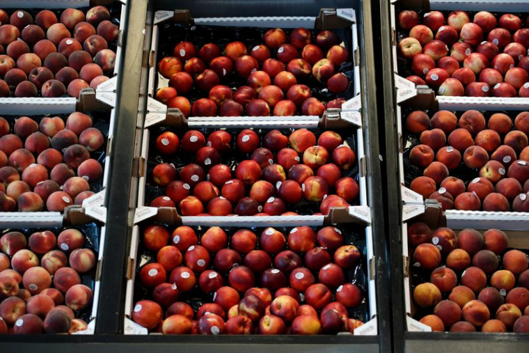 Des pêches sont exposées à la vente dans un supermarché Monoprix exploité par le groupe Casino, à Paris.
