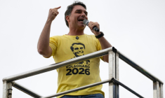 Le sénateur brésilien Flavio Bolsonaro, fils de l'ex-président du Brésil (2019-2022) Jair Bolsonaro, prononce un discours lors d'une manifestation sur la plage de Copacabana à Rio de Janeiro, au Brésil, le 7 septembre 2025 ( AFP / Pablo PORCIUNCULA )