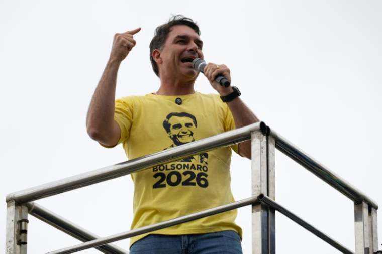 Le sénateur brésilien Flavio Bolsonaro, fils de l'ex-président du Brésil (2019-2022) Jair Bolsonaro, prononce un discours lors d'une manifestation sur la plage de Copacabana à Rio de Janeiro, au Brésil, le 7 septembre 2025 ( AFP / Pablo PORCIUNCULA )