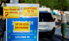 Des panneaux indiquant "panne sèche" sur des pompes à essence