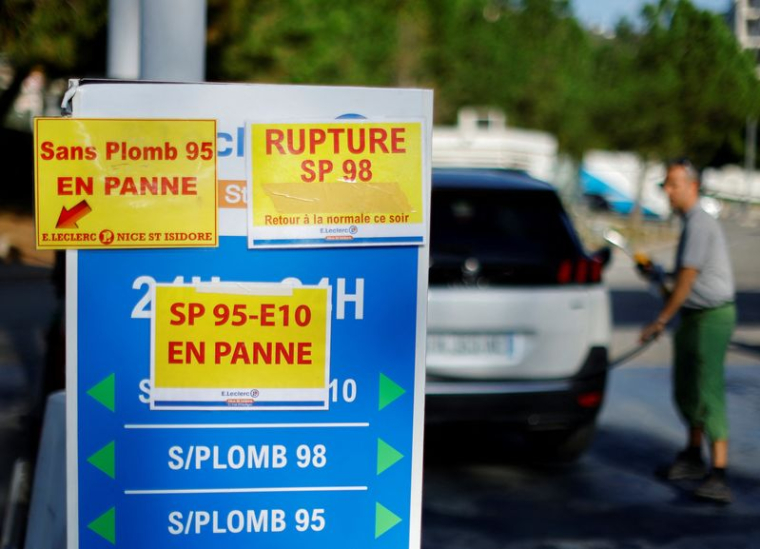 Des panneaux indiquant "panne sèche" sur des pompes à essence