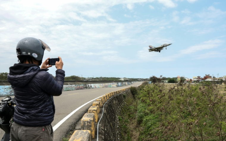 Un chasseur Mirage 2000 de l'armée de l'air taïwanaise atterrit à la base de Hsinchu (Taïwan) le 2 avril 2025 ( AFP / I-HWA CHENG )
