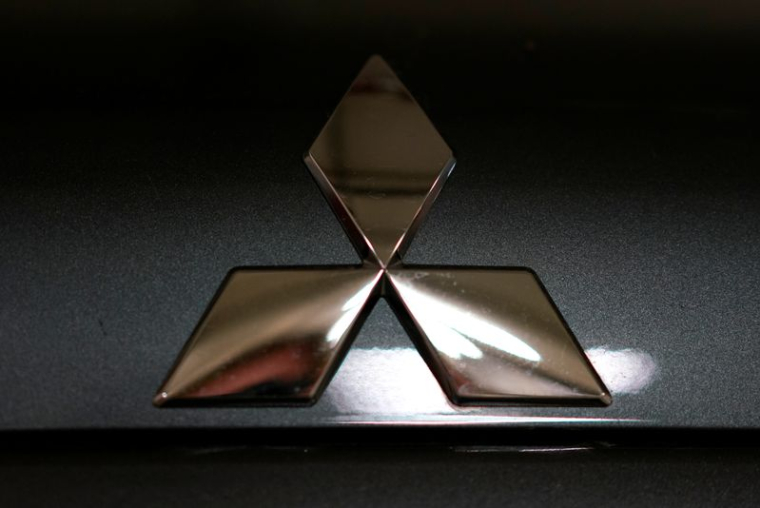 Le logo de Mitsubishi est visible à Moscou