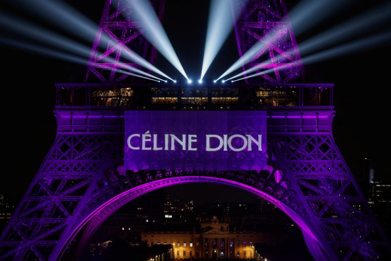 La Tour Eiffel s'illumine à l'occasion de l'annonce des dates de concert et de la vente des billets pour les prochains spectacles de la chanteuse Céline Dion à Paris