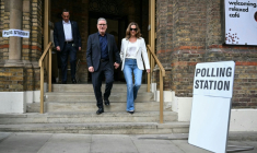 Le Premier ministre britannique, Keir Starmer (c), et son épouse Victoria à la sortie d'un bureau de vote, à Londres, le 7 mai 2026 ( AFP / JUSTIN TALLIS )