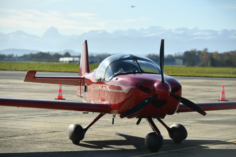 Un avion Integral S d'Aura Aero, à Pau, le 6 décembre 2023. ( AFP / GAIZKA IROZ )