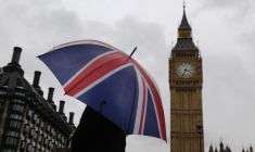 Un parapluie aux couleurs de l'Union Jack devant Big Ben et le Parlement britanique