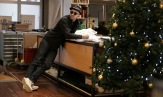 L'artiste JR dans son atelier parisien, le 26 novembre 2025 ( AFP / JOEL SAGET )