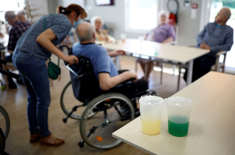 Des cruches de sirop sont disposées sur une table dans une maison de retraite à Saint-Joachim