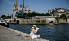 Une femme sur les berges de la Seine à Paris, le 28 mai 2026 ( AFP / Simon WOHLFAHRT )