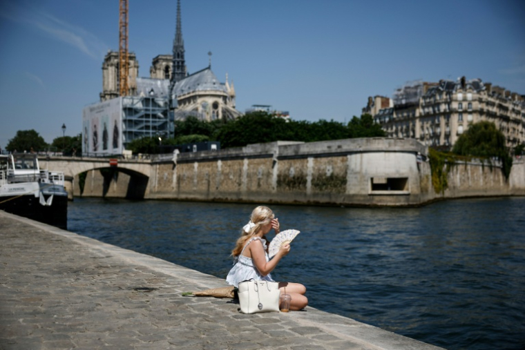 Une femme sur les berges de la Seine à Paris, le 28 mai 2026 ( AFP / Simon WOHLFAHRT )