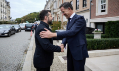 Le président ukrainien Volodymyr Zelensky (g) et le secrétaire général de l'Otan Mark Rutte se serrent la main en marge d'un sommet européen à Bruxelles, le 15 octobre 2026 ( UKRAINIAN PRESIDENTIAL PRESS SERVICE / Handout )