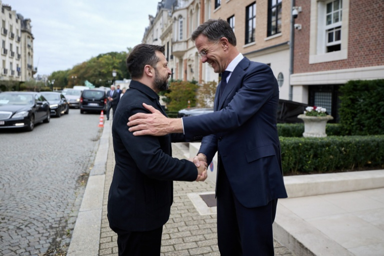 Photo diffusée par le service de presse de la présidence ukrainienne le 15 octobre 2026 montrant le président ukrainien Volodymyr Zelensky (g) et le secrétaire général de l'Otan Mark Rutte lors d'une rencontre en marge d'un sommet de l'UE à Bruxelles ( Service de presse de la présidence ukrainienne / Handout )