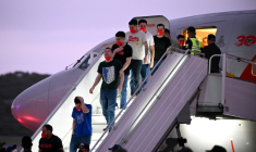 Des migrants vénézuéliens qui avaient été emprisonnés au Salvador descendent d'un avion à l'aéroport international Simon Bolivar à Maiquetia, Venezuela, le 18 juillet 2025 ( AFP / Federico PARRA )