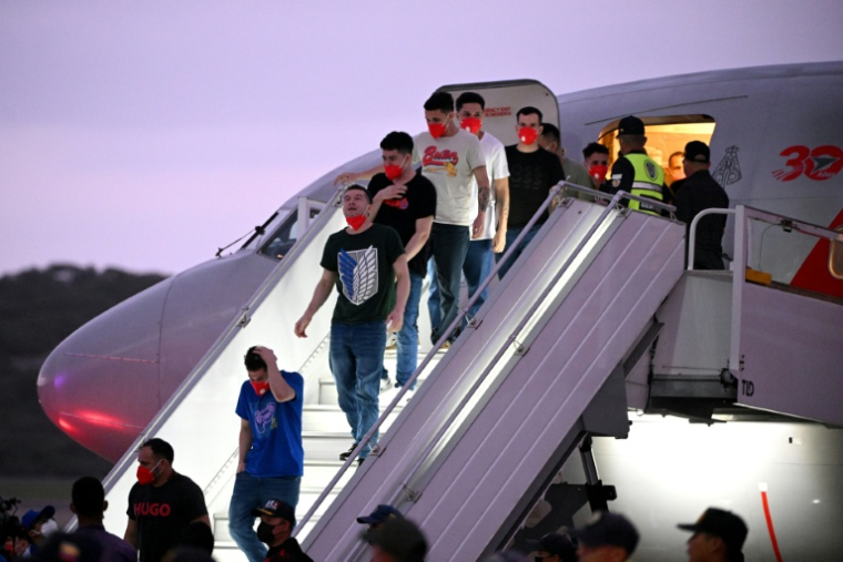 Des migrants vénézuéliens qui avaient été emprisonnés au Salvador descendent d'un avion à l'aéroport international Simon Bolivar à Maiquetia, Venezuela, le 18 juillet 2025 ( AFP / Federico PARRA )