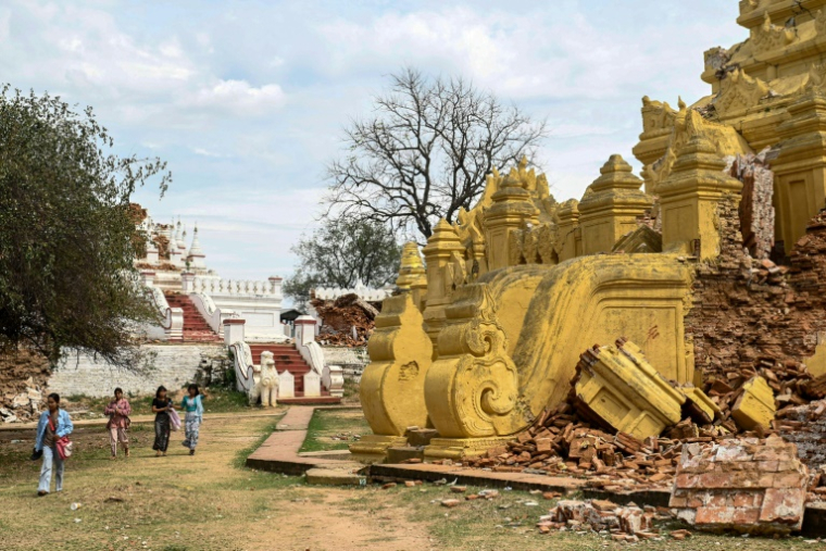 Des visiteurs dans les allées du monastère bouddhiste de Me Nu à Inwa dans la banlieue de Mandalay, le 12 avril 2025, deux semaines après le tremblement de terre ( AFP / Sai Aung MAIN )