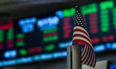 Un drapeau américain à la Bourse de New York, le 15 juillet 2025 ( AFP / ANGELA WEISS )