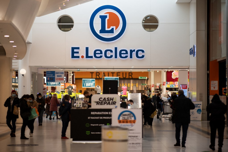 L'émission "Complément d'enquête" de France 2, diffusée jeudi 14 septembre, épingle les méthodes de E.Leclerc pour maintenir des prix bas. ( AFP / LOIC VENANCE )