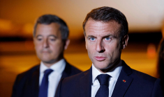 Gérald Darmanin et Emmanuel Macron, le 24 juillet 2023, à Noumea ( AFP / Ludovic MARIN )