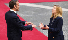 Macron reçu à Rome par Meloni