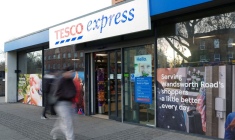 PHOTO DE FICHIER : Des clients passent devant une succursale de Tesco à Londres