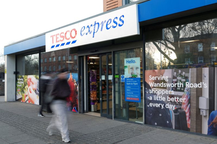 PHOTO DE FICHIER : Des clients passent devant une succursale de Tesco à Londres