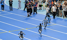 Des robots s'affrontent sur un 100 mètres durant la cérémonie d'ouverture de la première compétition mondiale de robots humanoïdes à Pékin, le 14 août 2025 ( AFP / ADEK BERRY )