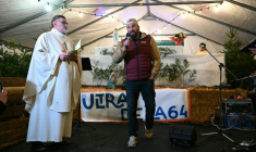 Jérôme Bayle, figure de la contestation des agriculteurs, lors de la messe de Noël sur l'autoroute A64 à Carbonne (Haute-Garonne) le 24 décembre 2025 ( AFP / Matthieu RONDEL )
