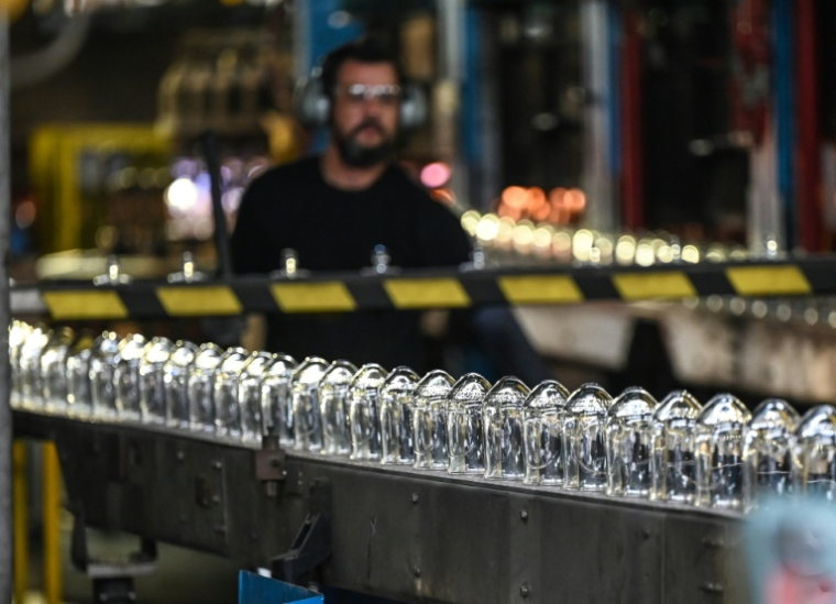 Un employé sur une chaîne de production du verrier Arc, le 13 septembre 2022 à Arques, dans le Pas-de-Calais ( AFP / Denis Charlet )