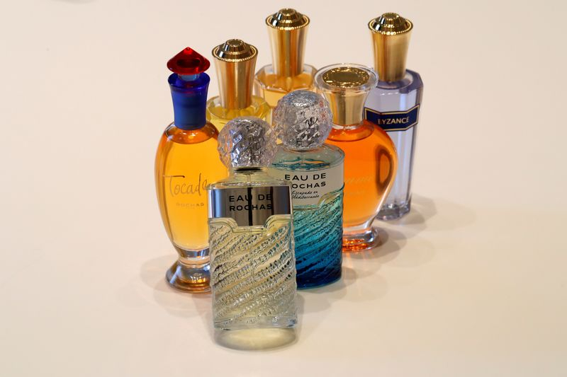 Des flacons de parfum Rochas sont exposés dans les locaux du créateur de parfums Interparfums, à Paris