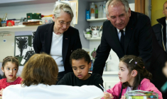 Le Premier ministre François Bayrou et la ministre de l'Education  Elisabeth Borne en visite dans une école élémentaire à Rueil-Malmaison (Hauts-de-Seine), le 28 mars 2025 ( AFP / Thomas SAMSON )