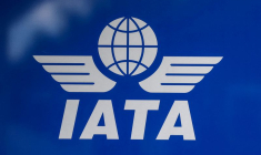 PHOTO DE FICHIER : Le logo de l'Association internationale du transport aérien (IATA) est affiché à Genève