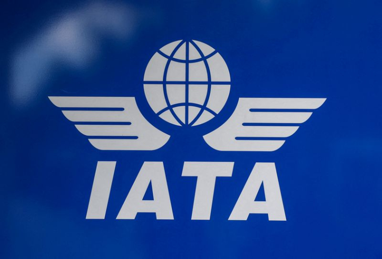 PHOTO DE FICHIER : Le logo de l'Association internationale du transport aérien (IATA) est affiché à Genève